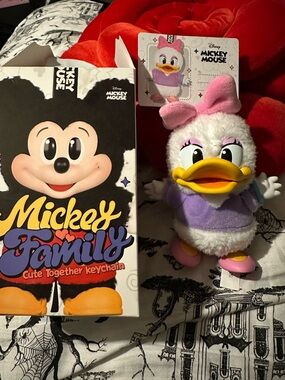 Popmart Mickey Family Cute Together Daisy Duck keychain